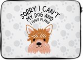Laptophoes 13 inch - Sorry I can't my dog and I have plans - Spreuken - Hond - Quotes - Laptop sleeve - Binnenmaat 32x22,5 cm - Zwarte achterkant