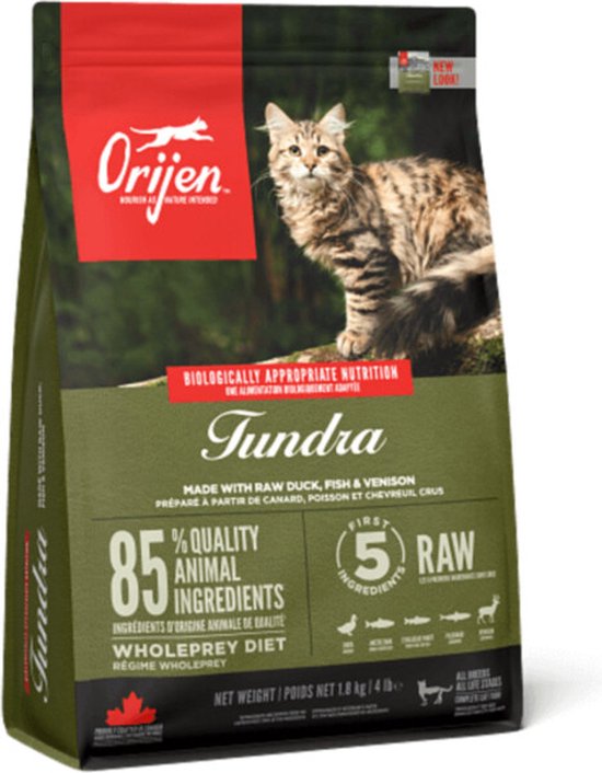 Orijen Tundra kattenvoerzak met afbeelding van een cyperse kat en groene bosachtergrond. 85% dierlijke ingrediënten.