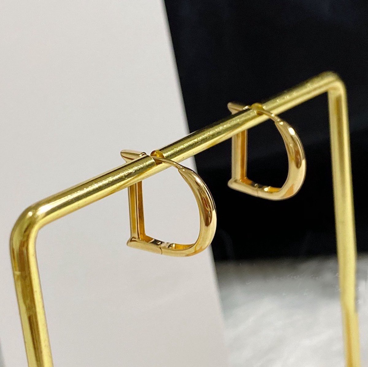 Minimalistisch ontwerp Letter D kleine oorringen - goud