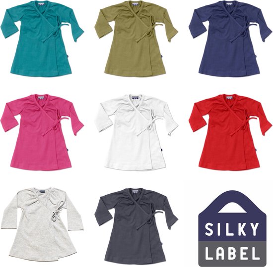 Collage van wikkeljurkjes in negen verschillende kleuren: blauwgroen, olijfgroen, donkerblauw, roze, wit, rood, lichtgrijs en donkergrijs.
