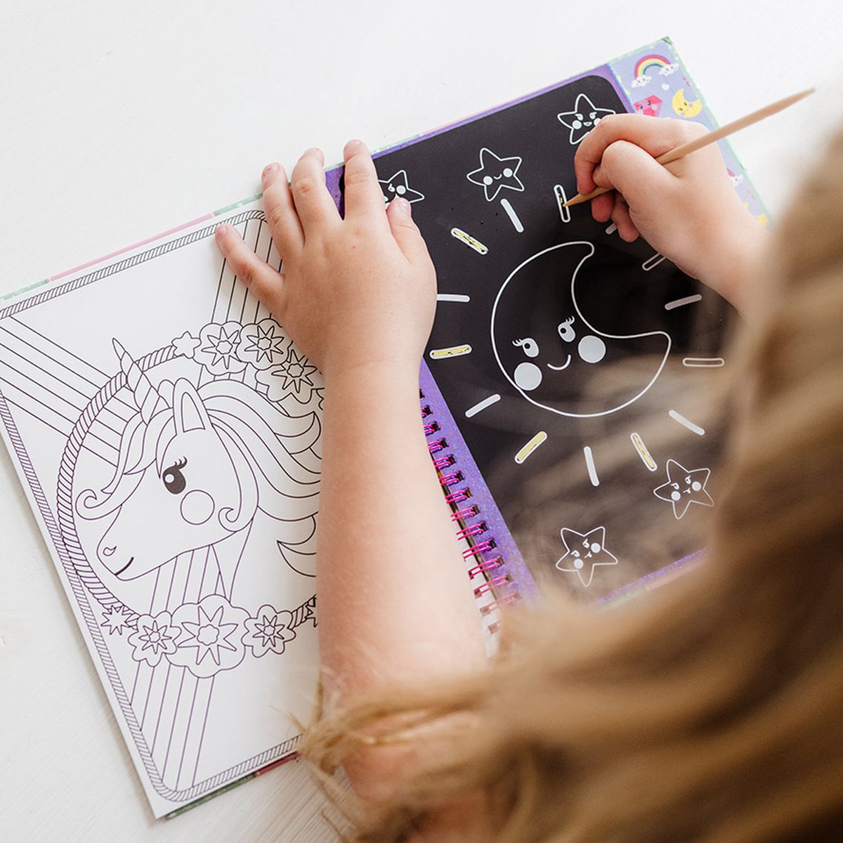 Totum Unicorn vakantieboek doeboek luxe kraskaarten scratch art sticker en kleurboek speelgoed meisjes met unicorns A5 25-delig — afbeelding 8