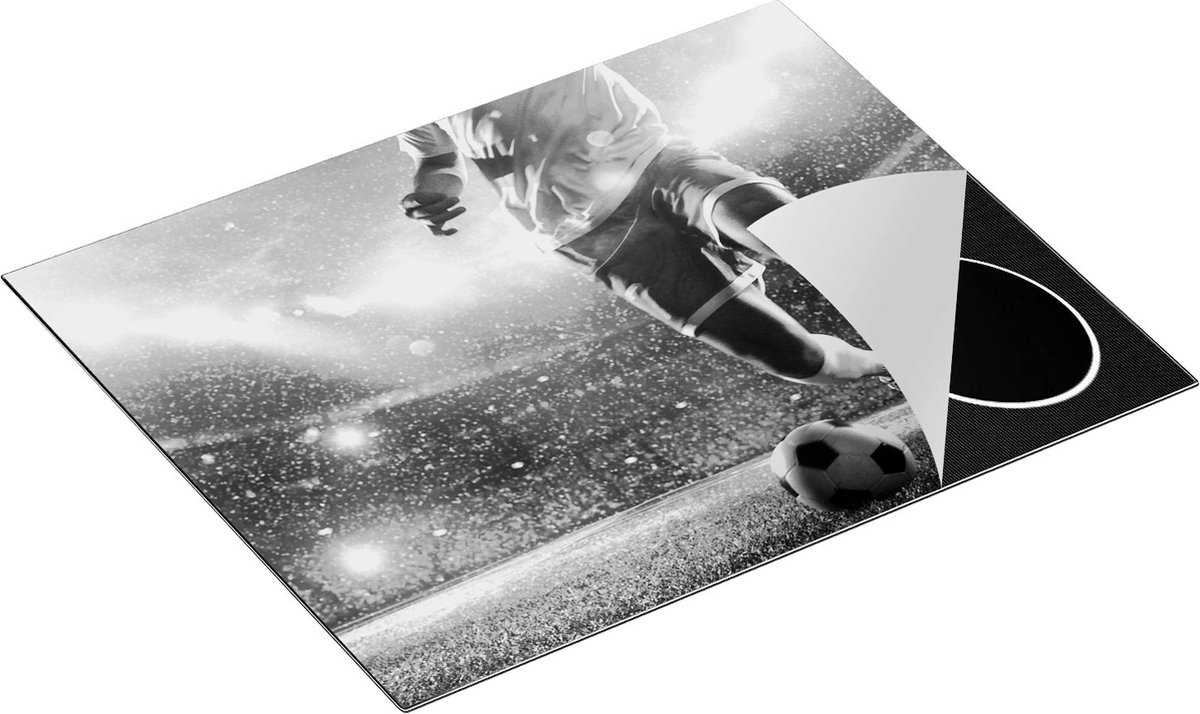 Chefcare Inductie Beschermer Voetbal Speler met de Bal in een Druk Stadion - Zwart Wit - 65x50 cm - Afdekplaat Inductie - Kookplaat Beschermer - Inductie Mat