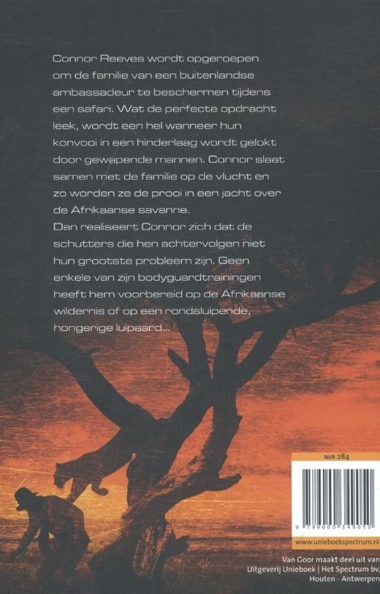 Achterkant van een boek met de tekst 'Hinderlaag' en een afbeelding van een savanne in de schemering met silhouetten van bomen en een leeuw.
