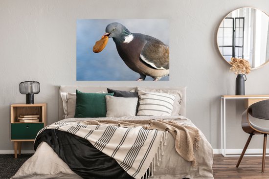 Poster Un vilain pigeon avec un biscuit dans la bouche 120x80 cm - Tirage photo sur Poster (décoration murale salon / chambre) / Poster Vogels