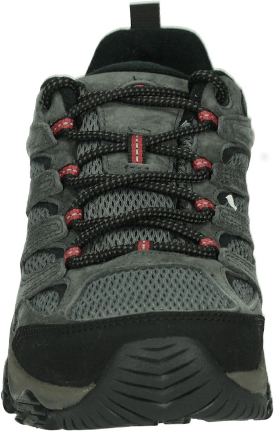 Grijze Merrell wandelschoen, voorkant. Met rode veters.
