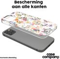 Transparante hoes met veelkleurig, aquarel-achtig bloemen- en graspatroon, gedrapeerd over een Samsung Galaxy.
