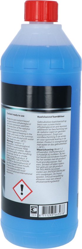 Blauwe koelvloeistof in een doorzichtige plastic fles met rode dop. Het label heeft tekst in het Nederlands en Duits, met waarschuwingssymbolen.