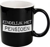 Mok - Koffie - Zwart Wit - Eindelijk met Pensioen - In cadeauverpakking met gekleurd krullint