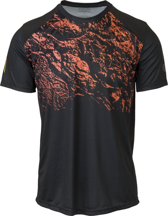 Voorkant van zwart fietsshirt met oranje grafische print op de bovenkant.