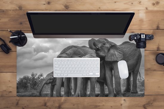 Muismat XXL 90x45 cm - Bureau onderlegger - Bureau mat Olifant - Dieren - Water - Zwart wit - Bureaumat - Gaming mousepad xl - Bureaulegger groot - Computer deskmat