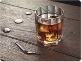 Muismat XXL - Bureau onderlegger - Bureau mat - Glas met whisky op een houten tafel - 80x60 cm - XXL muismat