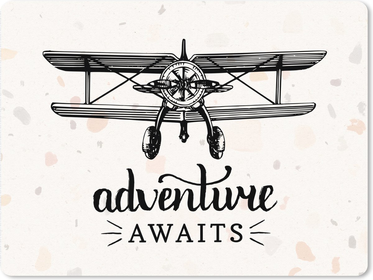 Muismat XXL 80x60 cm - Bureau onderlegger - Bureau mat Spreuken - Quotes - Adventure awaits - Reizen - Bureaumat - Gaming mousepad xl - Bureaulegger groot - Computer deskmat