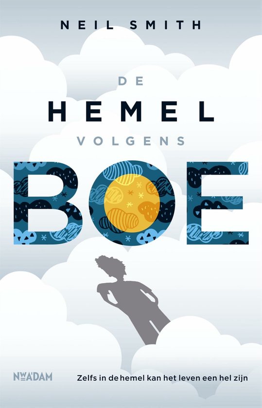 Boek 'De Hemel Volgens Boe' van Neil Smith met een schaduwfiguur die oprijst uit wolken. De titel is in grote letters, met 'Boe' versierd met een gele cirkel.