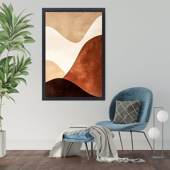 Abstract schilderij in een zwarte baklijst met golvende vormen in bruin- en beige tinten.