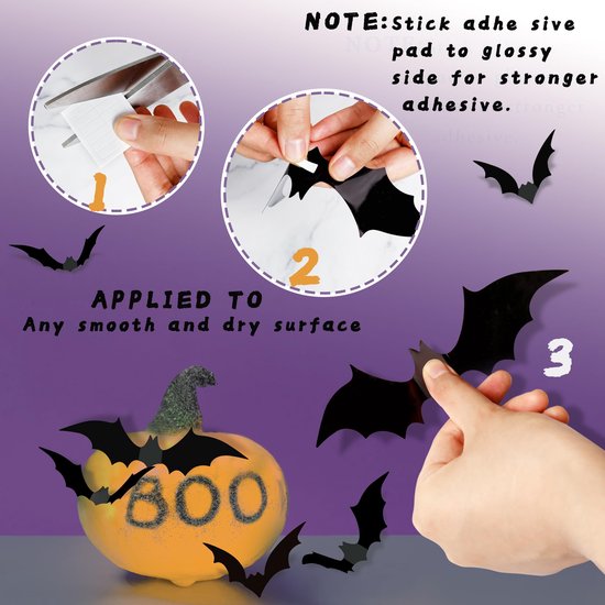 Démonstration de l'application d'autocollants chauve-souris noirs avec un coussinet adhésif et des ciseaux sur une citrouille.