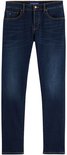 Donkerblauwe jeans met subtiele wassing en kont kontrast stiksels.
