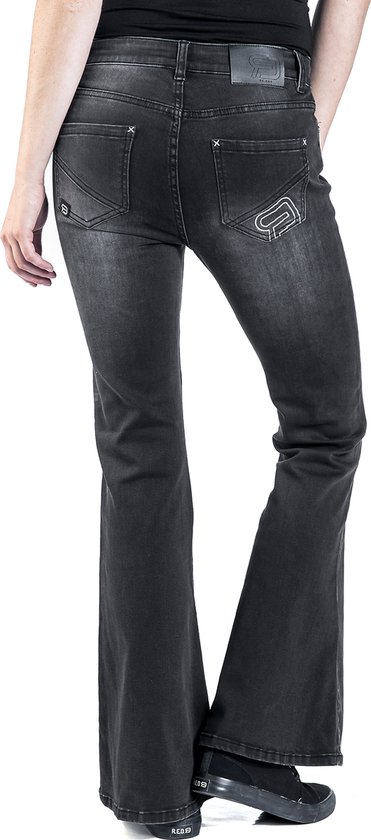 Model draagt een donkergrijze flared jeans met lichte wassing en logo op de achterzak.