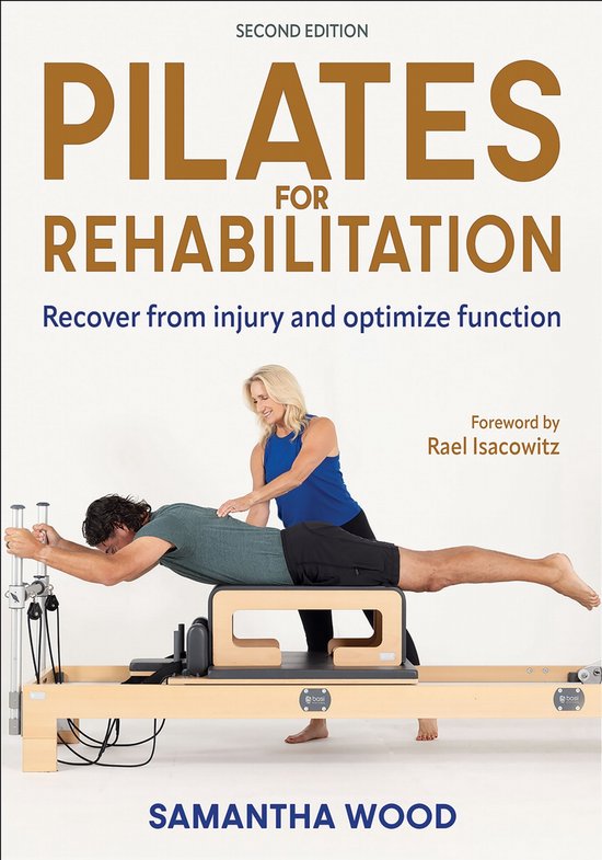 Boek 'Pilates for Rehabilitation', Tweede Editie. Een man ligt op een reformer apparaat, een vrouw helpt hem.