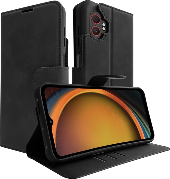Zwarte wallet case voor Samsung Galaxy Xcover7 Pro in verschillende posities. De telefoon is rechtop en liggend geplaatst.