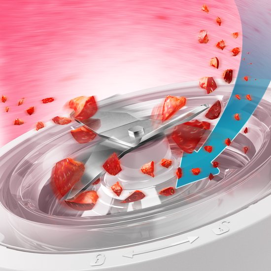 Gedetailleerde opname van messen van witte blender, met roze stukjes aardbei.