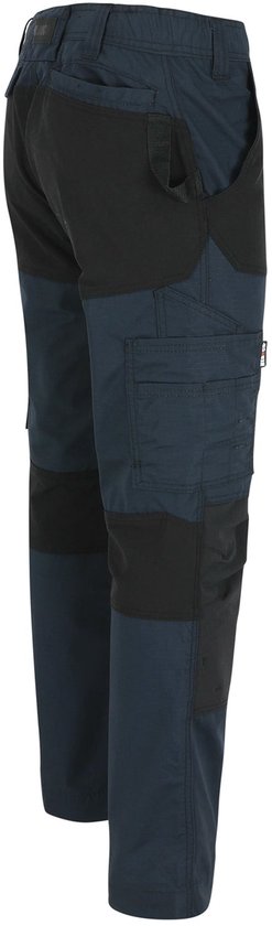 Zijkant van een donkerblauwe en zwarte werkbroek met diverse zakken.