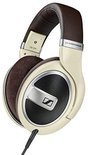 Crème Sennheiser HD 599 koptelefoon met bruine oorkussens en hoofdband.