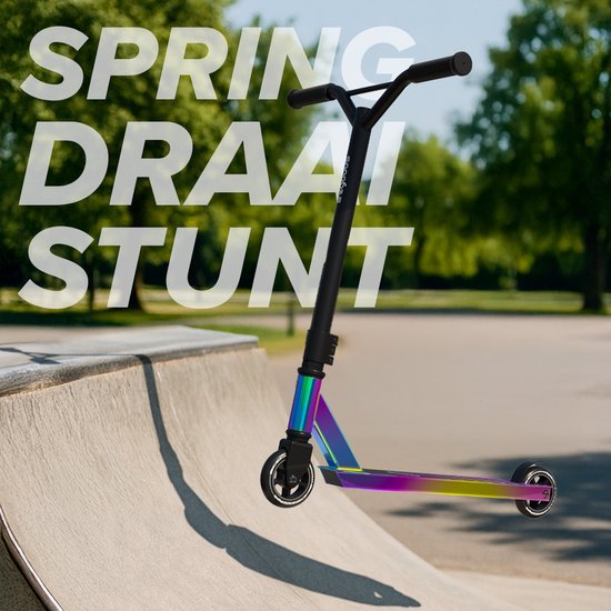 Regenboogkleurige stuntstep "LifeGoods Fly Pro" bij een schans in een skatepark.