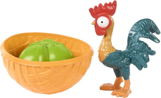 Een oranje mand met groen fruit en een speelgoedhaan.