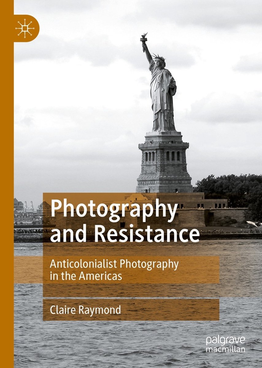 Photography And Resistance van Claire Raymond