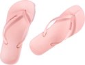 Twee roze Ipanema slippers met textuur op de band, op zwarte achtergrond.