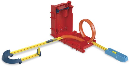 Une piste de course Hot Wheels sur fond blanc, avec une base de lancement rouge, une boucle orange, des virages bleus et une petite voiture.