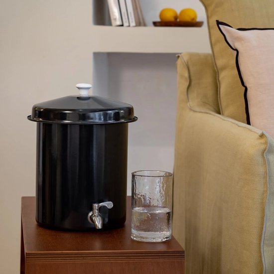 Ecofiltro 5L Zwart op houten standaard in keukenomgeving