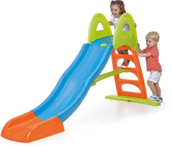 Blauwe glijbaan met oranje ladder en groene handgrepen, met twee kinderen die erop staan.