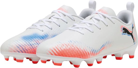 Paar witte junior voetbalschoenen, rood en blauw spetterpatroon, Puma-logo op de zijkant.