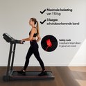 Vrouw op een zwarte loopband met de tekst "Maximale belasting van 110 kg" en "5-laagse schokabsorberende band".