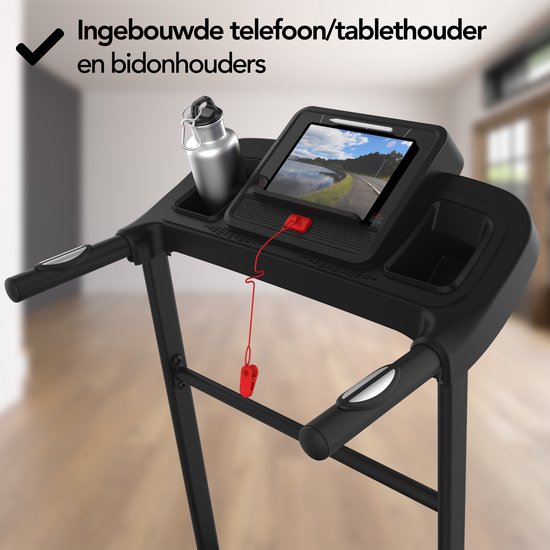 Close-up van de console van een zwarte loopband met tablethouder, bidonhouders en de tekst "Ingebouwde telefoon/tablethouder en bidonhouders".