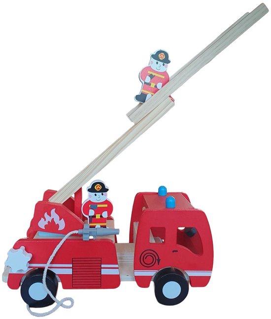 Houten brandweerauto met opgebouwde ladder. Een brandweerman staat op de ladder.
