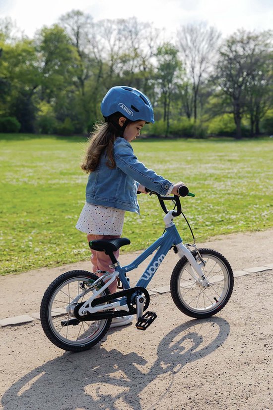 ABUS kinderhelm Smiley 3.0 - fietshelm met diepe pasvorm, kindvriendelijke ontwerpen en ruimte voor een vlecht - voor meisjes en jongens - blauw met walvispatroon, maat M van ABUS — afbeelding 5