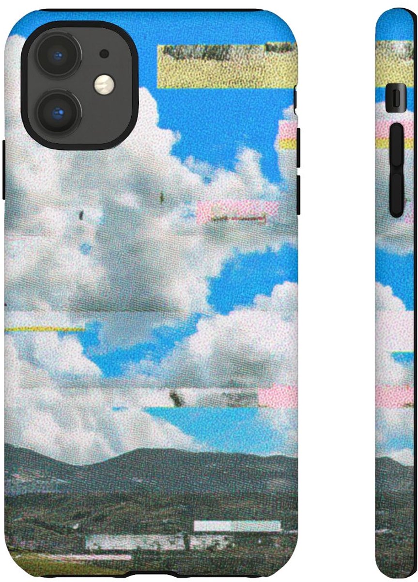 Glitch Effect Wolkenlucht met Bergen – Telefoonhoesje Geschikt voor iPhone 11