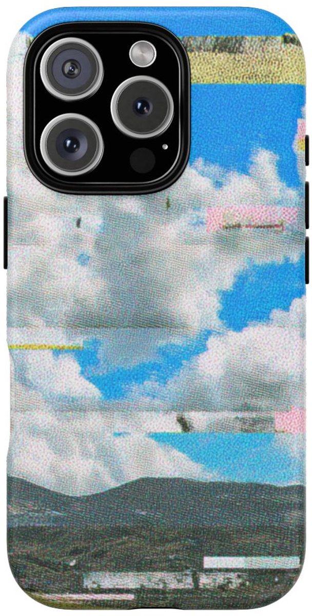Glitch Effect Wolkenlucht met Bergen – Telefoonhoesje Geschikt voor iPhone 16 Pro