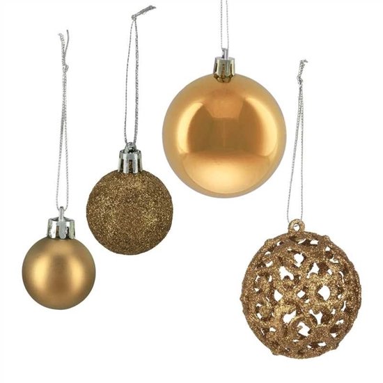 Vier gouden kerstballen, drie glad en één met glitter, en één decoratieve gouden kerstbal met open patroon.