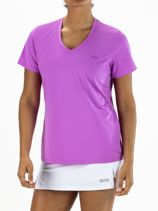 Vrouwen dragen een lichtpaarse sportshirt met V-hals, korte mouwen en een wit rokje.