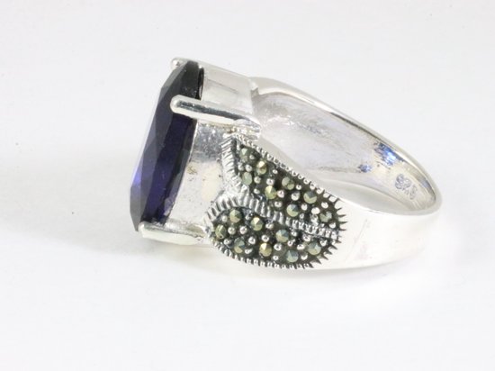 Bague en argent lourd avec saphir bleu et marcassite - taille 18