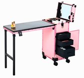 Roze make-up station met uitschuifbaar bureau, spiegel, laden en make-up. Zonnestralen op de muur.
