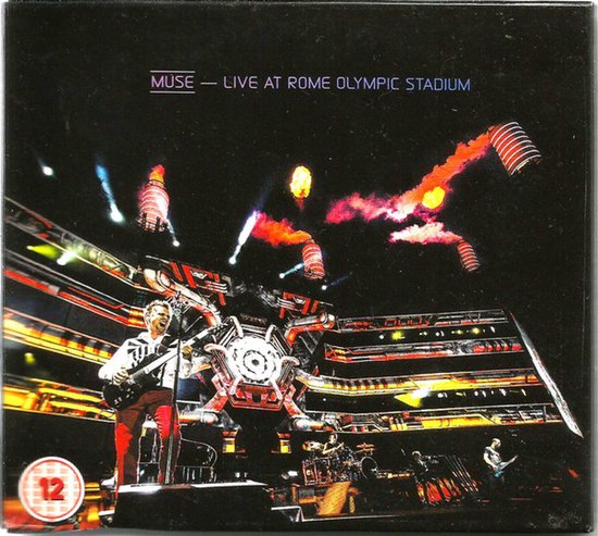 Muse - Live at Rome Olympic Stadium: een concert met vuurwerk en een zanger met gitaar.