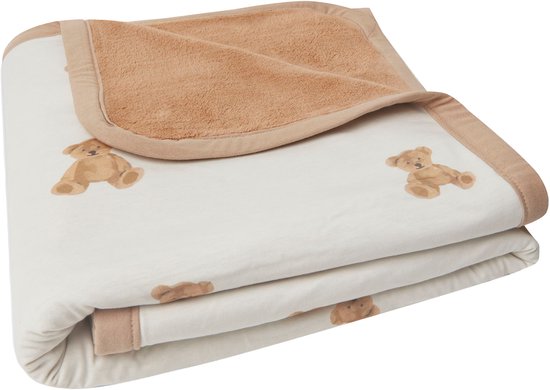 Couverture bébé blanche avec imprimé all-over d'ours en peluche marron et doublure en polaire marron. Le bord est fini avec un passepoil marron.