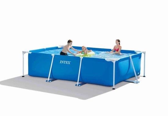 Blauw rechthoekig Intex zwembad met witte steunpilaren. Drie personen, twee kinderen en een volwassene, genieten van het zwemmen.