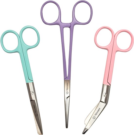 Drie verpleegkundige scharen: mintgroene, paarse en roze, elk met metalen lemmet en Novaex logo.