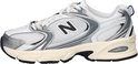 Zijzicht van witte New Balance 530 sneakers, zilveren accenten, zwarte 'N' en crèmekleurige zool.