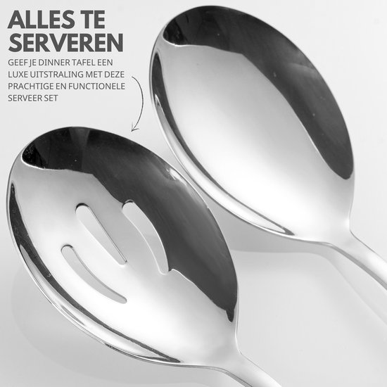 Glanzende, zilverkleurige serveerlepels, één met gleuven, op een witte achtergrond.
